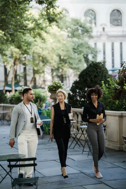 Professionnels en échange lors d’un accompagnement en conseil RH pour les entreprises